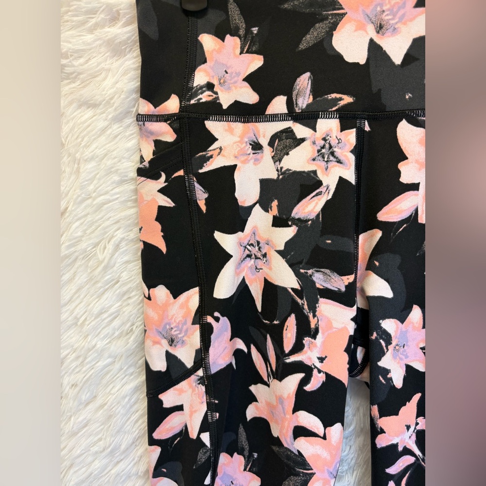 Victoria’s Secret Floral Athleisure Leggings | Yoga | | Lightweight | Medium - Picture 7 of 13